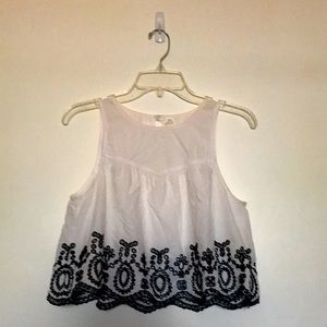 Cute white shirt with a lace pattern on the bottom